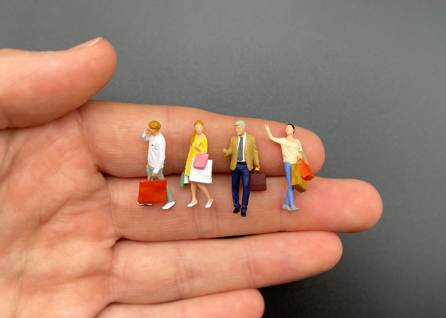 Couples with Shopping Bags. Miniature 1:64 Scale People