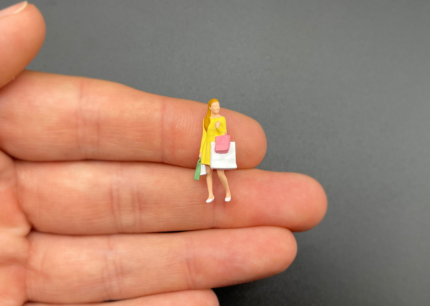 Couples with Shopping Bags. Miniature 1:64 Scale People